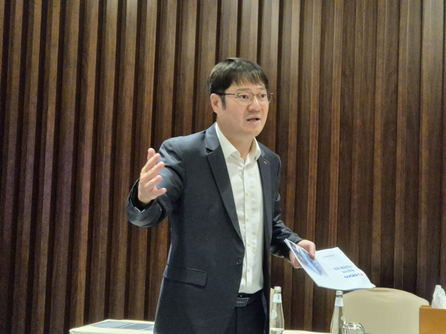 이광호 한국전력공사 중동 지사장이 산업통상자원부 기자단에게 한전 중동 사업에 대해 설명하고 있다. 사진=산업부 기자단