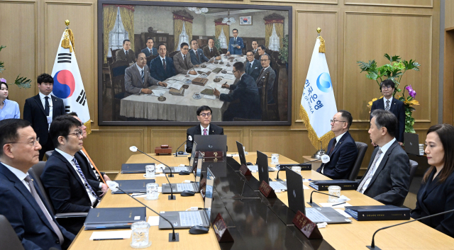 이창용 한국은행 총재가 29일 서울 중구 한국은행에서 열린 금융통화위원회를 주재하고 있다. 사진공동취재단