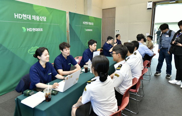 HD현대 임직원들이 29일 부산 벡스코에서 군인 채용 박람회를 열고 채용 컨설팅을 진행하고 있다. 사진 제공=HD현대