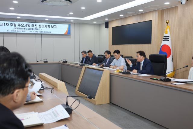 박성효(오른쪽 두번째) 소진공 이사장이 대전 공단 본부에서 열린 점검 회의에서 발언하고 있다. 사진 제공=소진공
