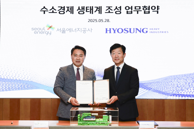 우태희(오른쪽) 효성중공업 대표이사가 황보연 서울에너지공사 사장과 수소경제 생태계 조성을 위한 업무협약을 맺고 기념 촬영을 하고 있다. 사진 제공=효성중공업