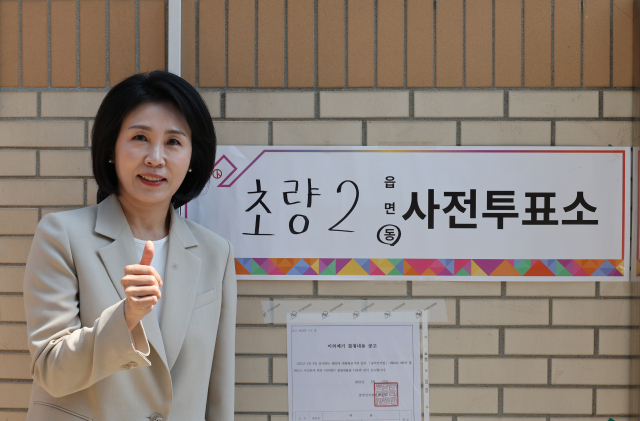제21대 대통령선거 사전투표가 시작된 29일 이재명 더불어민주당 대선 후보의 배우자 김혜경 여사가 부산시 동구 초량2동 행정복지센터에 마련된 사전투표소에서 투표를 마친 뒤 인증사진을 찍고 있다. 연합뉴스