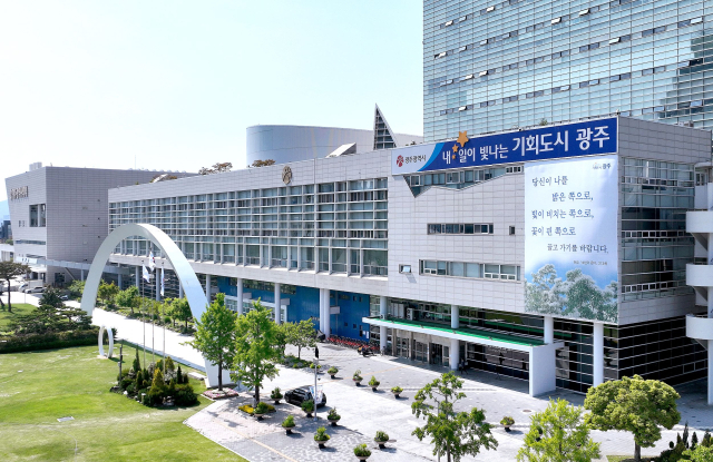 오월주간을 앞두고 광주시청에 내걸린 현수막에 한강 작가의 소설 ‘소년의 온다’ 속 문장이 눈길을 끌었다. 사진 제공=광주광역시