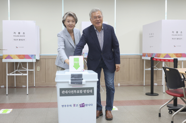 문재인 전 대통령과 김정숙 여사가 21대 대선 사전투표 첫날인 29일 경남 양산시 하북면 주민자치센터에 마련된 사전투표소에서 투표하고 있다. 연합뉴스