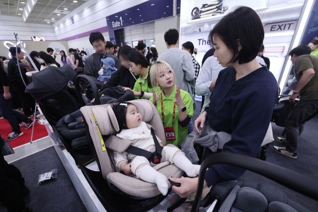 서울 강남구 코엑스에서 열린 2025 코베 베이비페어에서 한 아기가 카시트에 앉아보고 있다. 연합뉴스.