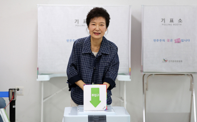 사전투표하는 박근혜 전 대통령. 연합뉴스