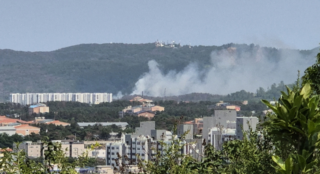 29일 오후 1시 50분께 경북 포항시 남구 신정면 한 야산에 해군 초계기가 추락한 가운데 현장에서 흰 연기가 피어오르고 있다. 연합뉴스