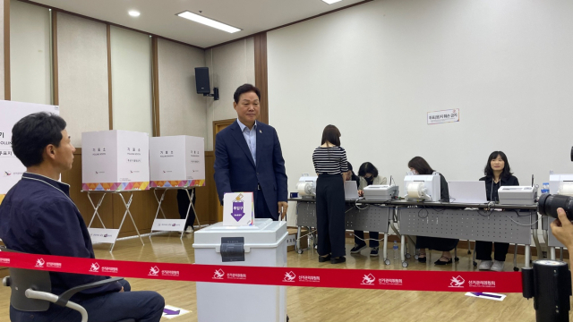 박완수 경남지사가 29일 오전 경남 창원시 성산구 경남연구원 1층에 마련된 사전투표소에서 사전투표하고 있다. 뉴스1