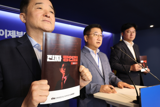 더불어민주당 선대위 신속대응단장 강득구 의원 등이 11일 서울 여의도 당사에서 국민의힘 김문수 대선 후보 망언집 공개 관련 브리핑을 하고 있다. 2025.5.11 연합뉴스