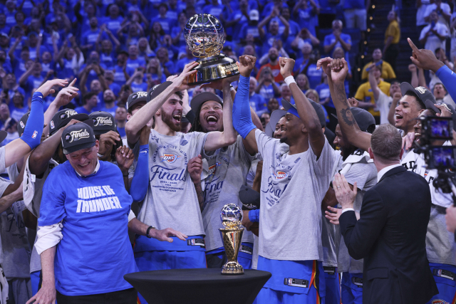 NBA 오클라호마시티 선더 선수들이 챔피언결정전 진출을 확정한 뒤 기뻐하고 있다. AP연합뉴스