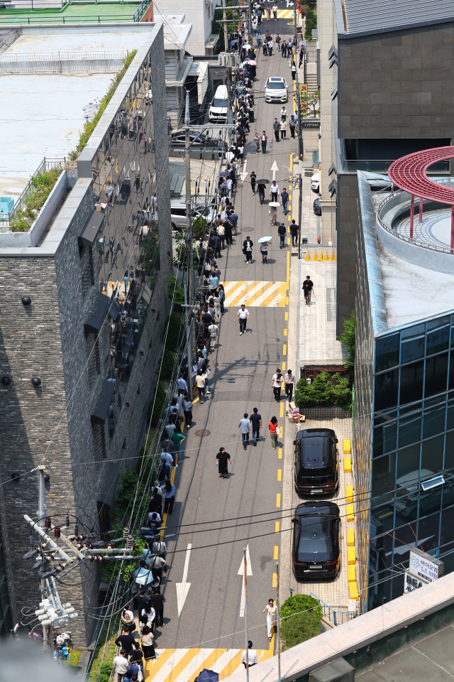 제21대 대통령 선거 사전투표가 시작된 29일 점심시간 서울 종로구 사직동주민센터에 마련된 사전투표소에 유권자들이 길게 줄을 서 있다. 연합뉴스