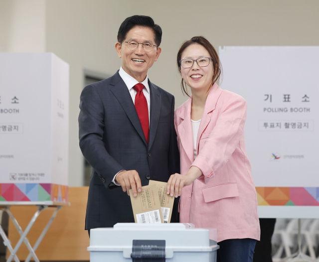 김문수 국민의힘 대선 후보가 21대 대통령선거 사전투표 첫날인 29일 인천 계양구 계양1동 주민센터에 마련된 사전투표소에서 딸 김동주 씨와 함께 투표를 하고 있다. 연합뉴스