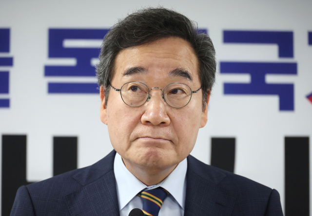 이낙연 새미래민주당 상임고문이 27일 서울 여의도 중앙당사에서 긴급 기자회견을 마친 뒤 취재진의 질문을 받고 있다. 연합뉴스