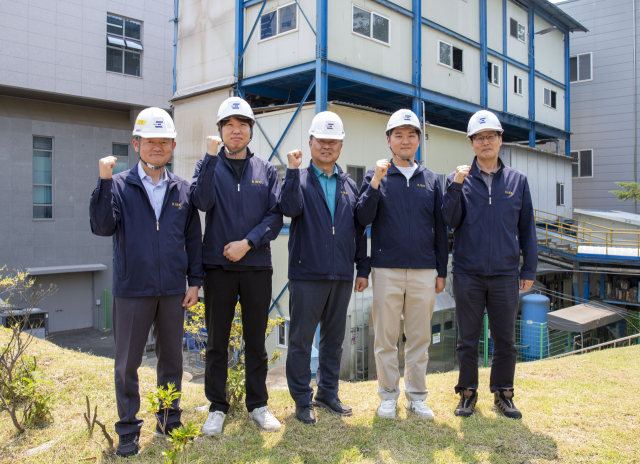 한국에너지기술연구원 에너지융합시스템연구단 조종표 박사 연구진. 왼쪽부터 조종표 박사, 신영진 기술원, 김정근 책임기술원,임승재 박사, 이승재 박사. 사진제공=한국에너지기술연구원