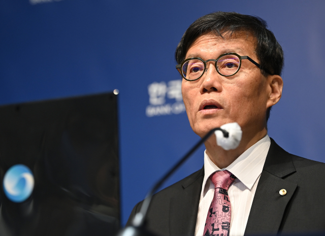 [속보] 이창용 "올 성장률 하향…건설업 부진 영향 제일 커"