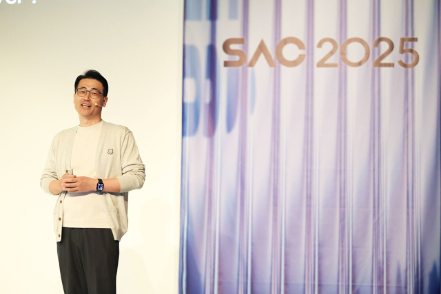 이경일 솔트룩스 대표가 29일 서울 강남에서 열린 연례 AI 컨퍼런스 ‘SAC 2025’에서 차세대 AI 모델 ‘루시아 3’을 발표하고 있다. 사진 제공=솔트룩스