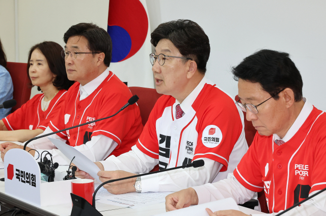 권성동 국민의힘 공동선거대책위원장(오른쪽 두번째)이 29일 국회에서 기자간담회를 열고 발언하고 있다. 연합뉴스