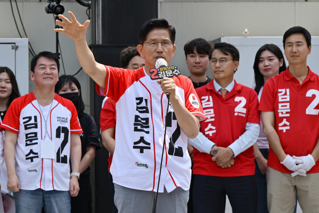김문수 국민의힘 대선 후보가 29일 인천시 미추홀구 인하대역 앞에서 유세를 하며 지지를 호소하고 있다. 인천=성형주 기자