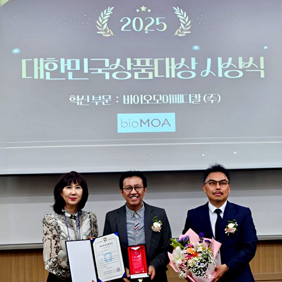 사진: 왼쪽부터 대한민국상품대상위원장 이희정 교수, 바이오모아메디칼(주) 이동한 대표, 한국상품학회장 서용구 교수