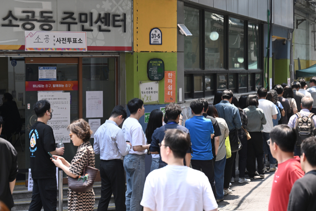 "부정선거 감시하러 왔어요"…일부 시민단체, 사전투표소서 영상 촬영 '논란'