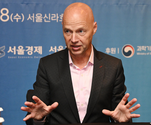 구글X·웨이모 창립자인 서배스천 스런 스탠퍼드대 교수가 28일 서울 중구 신라호텔에서 서울경제신문과 인터뷰를 하고 있다. 오승현 기자