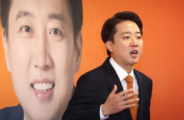 이준석 개혁신당 대선 후보가 29일 국회에서 긴급기자회견을 열고 TV 토론회에서 여성 신체에 대한 표현으로 논란이 되고 있는 것과 관련해 입장을 밝힌 뒤 취재진의 질문에 답변하고 있다. 연합뉴스
