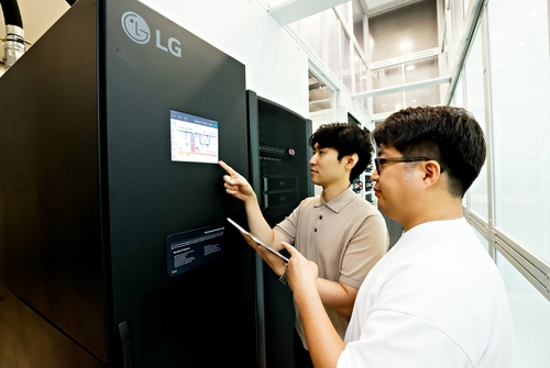 LG유플러스 직원이 AI 데이터센터 액체 냉각 솔루션인 LG전자의 냉각수 분배 장치(CDU)를 테스트하고 있다.사진제공=LG유플러스
