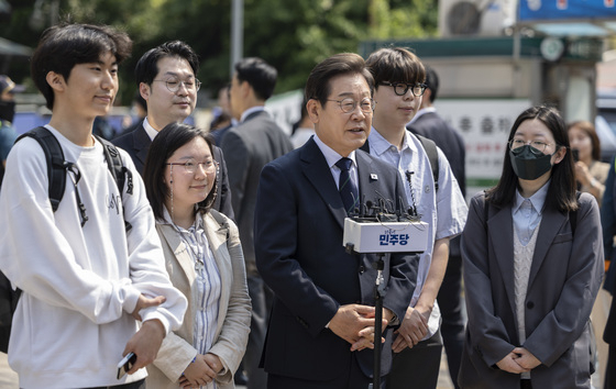 이재명 더불어민주당 대통령 후보가 제 21대 대통령선거 사전투표 첫날인 29일 서울 서대문구 신촌동 주민센터에서 투표를 마친 뒤 소감을 말하고 있다. 뉴스1