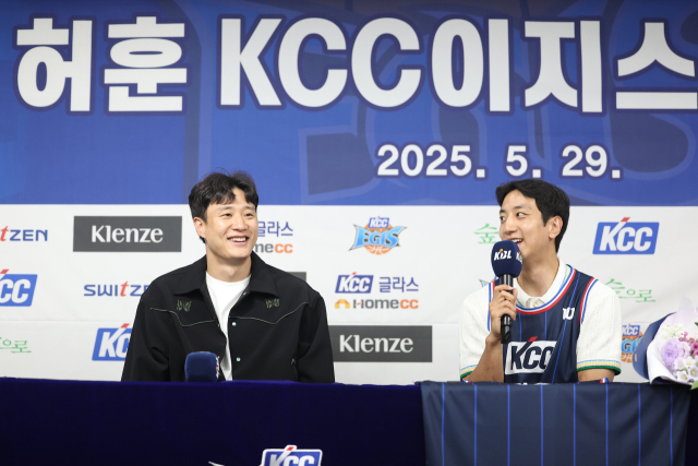 부산 KCC 이지스로 이적한 허훈(오른쪽)과 선수대표로 참석한 친형 허웅(왼쪽). 연합뉴스