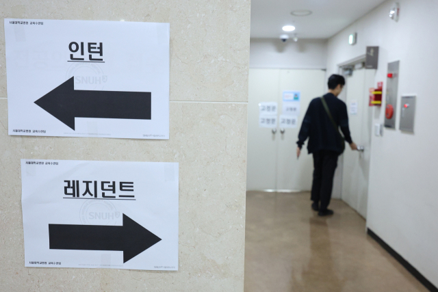 '빅5 병원' 전공의 추가 모집이 오늘 마감된다. 서울대병원·서울아산·세브란스·삼성서울·서울성모병원은 27일 오후까지 전공의 추가 모집 원서 신청을 받는다. 하지만 대학병원을 떠난 전공의 10명 중 6명이 의원급 의료기관 등에서 일반의로 근무 중인 것으로 확인됐다. 사진은 27일 서울의 한 대학병원에 붙어 있는 전공의 서류 접수 안내문. 뉴스1