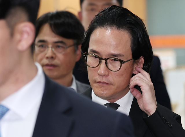조현범 한국타이어앤테크놀로지 회장이 29일 서울 서초구 서초동 서울중앙지방법원에서 열린 특정경제범죄 가중처벌 등에 관한 법률 위반(횡령) 등 1심 선고에 출석하고 있다. 조 회장은 지난 2014~2017년 한국타이어가 계열사 한국프리시전웍스(MKT)에서 875억 원 규모의 타이어몰드를 구매하면서 경쟁사보다 비싸게 사는 방식으로 MKT를 부당 지원한 혐의를 받는다. 뉴스1
