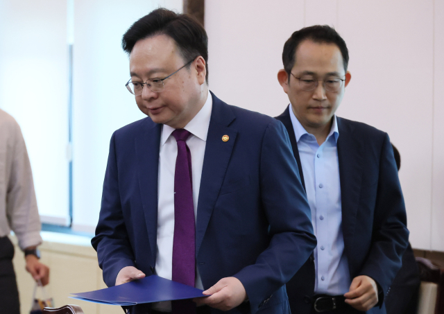 조규홍 보건복지부 장관이 29일 정부서울청사에서 열린 2025년도 제3차 국민연금기금운용위원회에 참석하고 있다. 연합뉴스