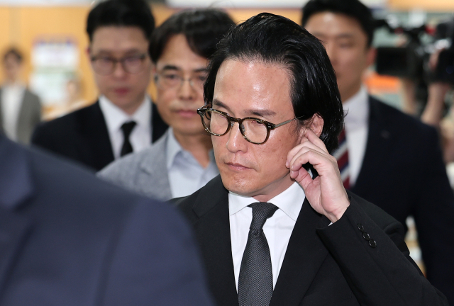 조현범 한국타이어앤테크놀로지 회장이 29일 서울 서초구 서초동 서울중앙지방법원에서 열린 특정경제범죄 가중처벌 등에 관한 법률 위반(횡령) 등 1심 선고에 출석하고 있다. 조 회장은 지난 2014~2017년 한국타이어가 계열사 한국프리시전웍스(MKT)에서 875억 원 규모의 타이어몰드를 구매하면서 경쟁사보다 비싸게 사는 방식으로 MKT를 부당 지원한 혐의를 받는다. 뉴스1