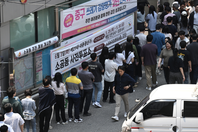제21대 대통령 선거 사전 투표가 시작된 29일 서울 중구 소공동주민센터에 마련된 사전투표소 인근에 유권자들이 투표하기 위해 길게 줄 서 있다. 조태형 기자