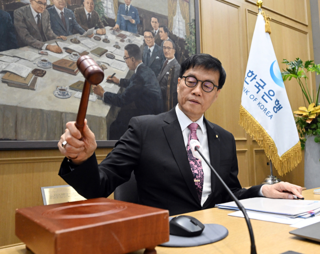 이창용 한국은행 총재가 29일 한국은행에서 열린 금융통화위원회에서 개회를 알리며 의사봉을 두드리고 있다. 사진공동취재단