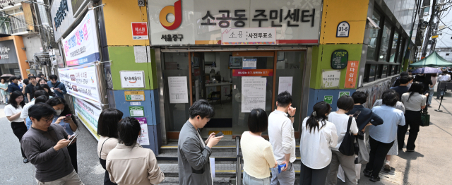 "한국어 해보세요"…사전투표소 앞 테스트 등장, 부정선거 감시 활동
