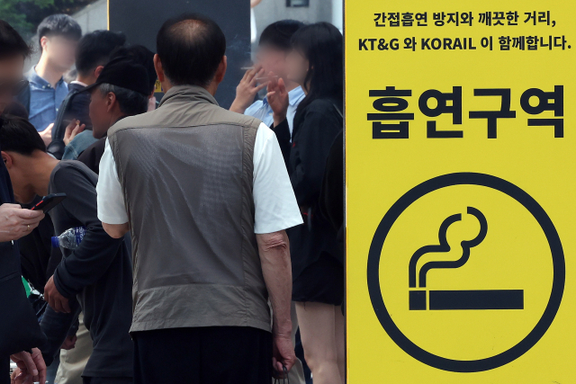 29일 서울 용산구 서울역 흡연구역에서 시민들이 담배를 피고 있다. 뉴스1