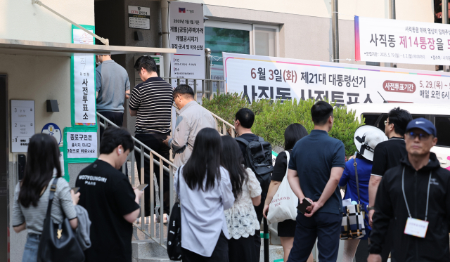 제21대 대통령 선거 사전 투표 둘째 날인 30일 오전 서울 종로구 사직동 주민센터에 마련된 사전투표소에서 유권자들이 투표하기 위해 줄을 서 있다. 뉴스1