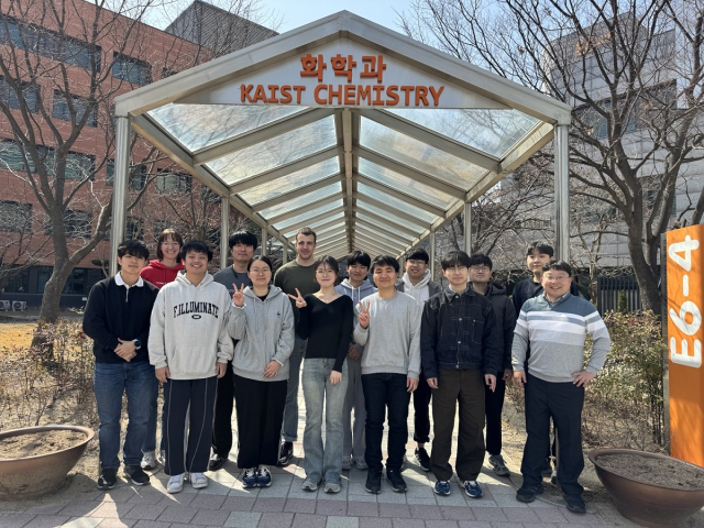 KAIST 화학과 한순규(앞줄 오른쪽 첫번째) 교수팀. 사진제공=KAIST