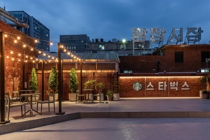 벌써부터 줄 서서 기다리는…레트로 감성 '시장 스벅' 2호점