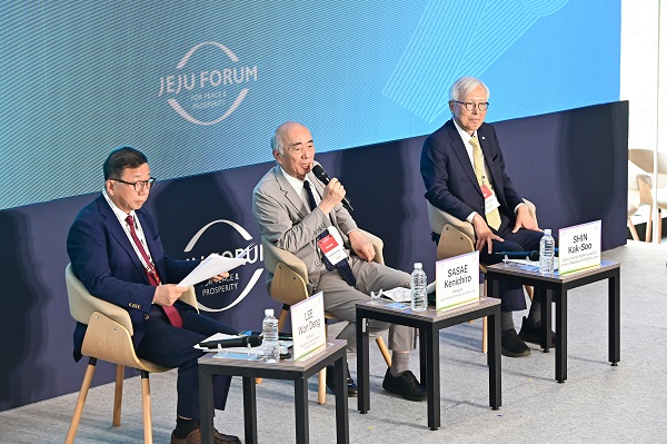 [사진: 제20회 제주포럼에서 한일 국교정상화 60주년의 의미와 미래협력방향을 논의하는 패널들 (왼쪽부터 이원덕 국민대 교수, 사사에 겐이치로 일본국제문제연구소 소장, 신각수 전 외교부 차관)]