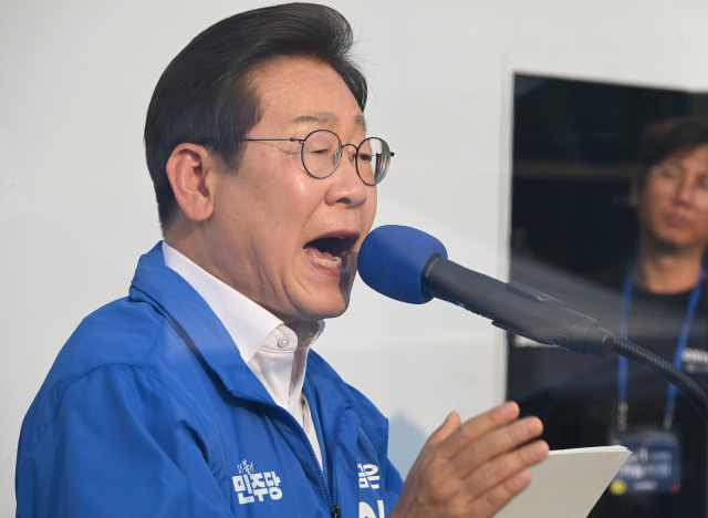 이재명 더불어민주당 대선 후보가 대선 사전투표 첫날인 29일 서울 서초구 고속터미널 광장에서 유권자들에게 지지를 호소하고 있다. 오승현 기자