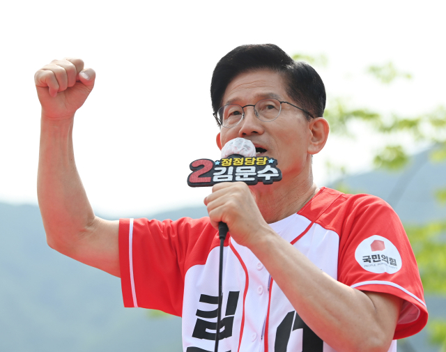 김문수 국민의힘 대선후보가 30일 경기 가평군 청평시계탑 광장에서 열린 “쉼없이 국민 속으로