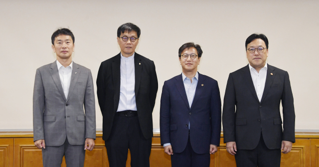 김범석 기획재정부 장관 직무대행 1차관이 30일 서울 중구 은행회관에서 열린 '거시경제·금융현안 간담회' 시작에 앞서 기념 촬영하고 있다. 사진 제공=기재부.