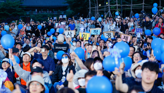 이재명 더불어민주당 대선 후보가 제21대 대통령선거 사전투표 첫날인 29일 오후 서울 관악산으뜸공원에서 유세하는 가운데 지지자들이 파란 풍선을 들고 있다. 뉴스1