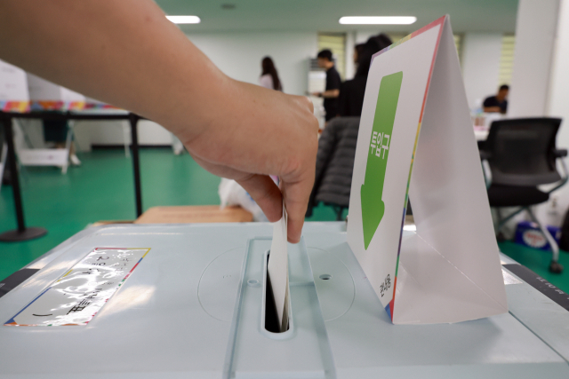 中 SNS에 투표 영상 찍어 공유한 남성 검거