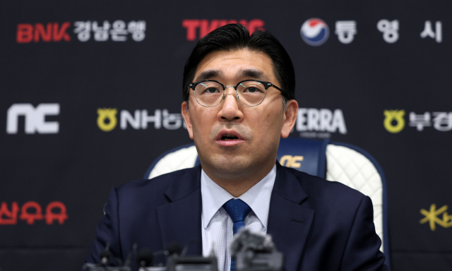 이진만 NC다이노스 대표가 30일 오후 경남 창원시 마산회원구 창원NC파크에서 야구장 재개장 등과 관련한 브리핑 하고 있다. 연합뉴스