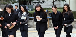 뉴진스 독자활동에 ‘10억 제재’…법원, 어도어 손 들어줘