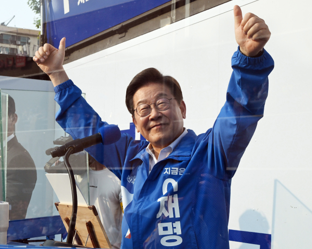 이재명 더불어민주당 대선 후보가 대선 사전투표 첫날인 29일 서울 강남구 고속터미널 광장에서 유권자들에게 지지를 호소하고 있다. 오승현 기자