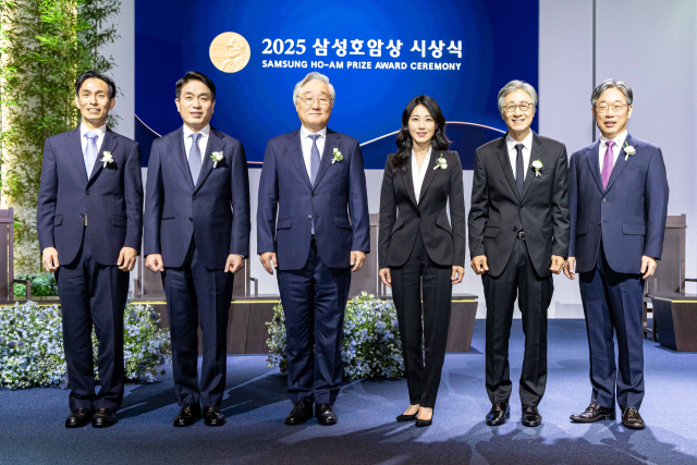 제34회 삼성호암상 수상자인 신석우(왼쪽부터) 미국 UC버클리 교수 겸 고등과학원 석학교수, 정종경 서울대 교수, 김승우 한국과학기술원(KAIST) 명예교수, 글로리아 최 메사추세츠공대(MIT) 교수, 구본창 사진작가, 김동해 사단법인 비전케어 이사장이 30일 서울 중구 신라호텔 다이너스티홀에서 기념사진을 촬영하고 있다.사진=호암재단